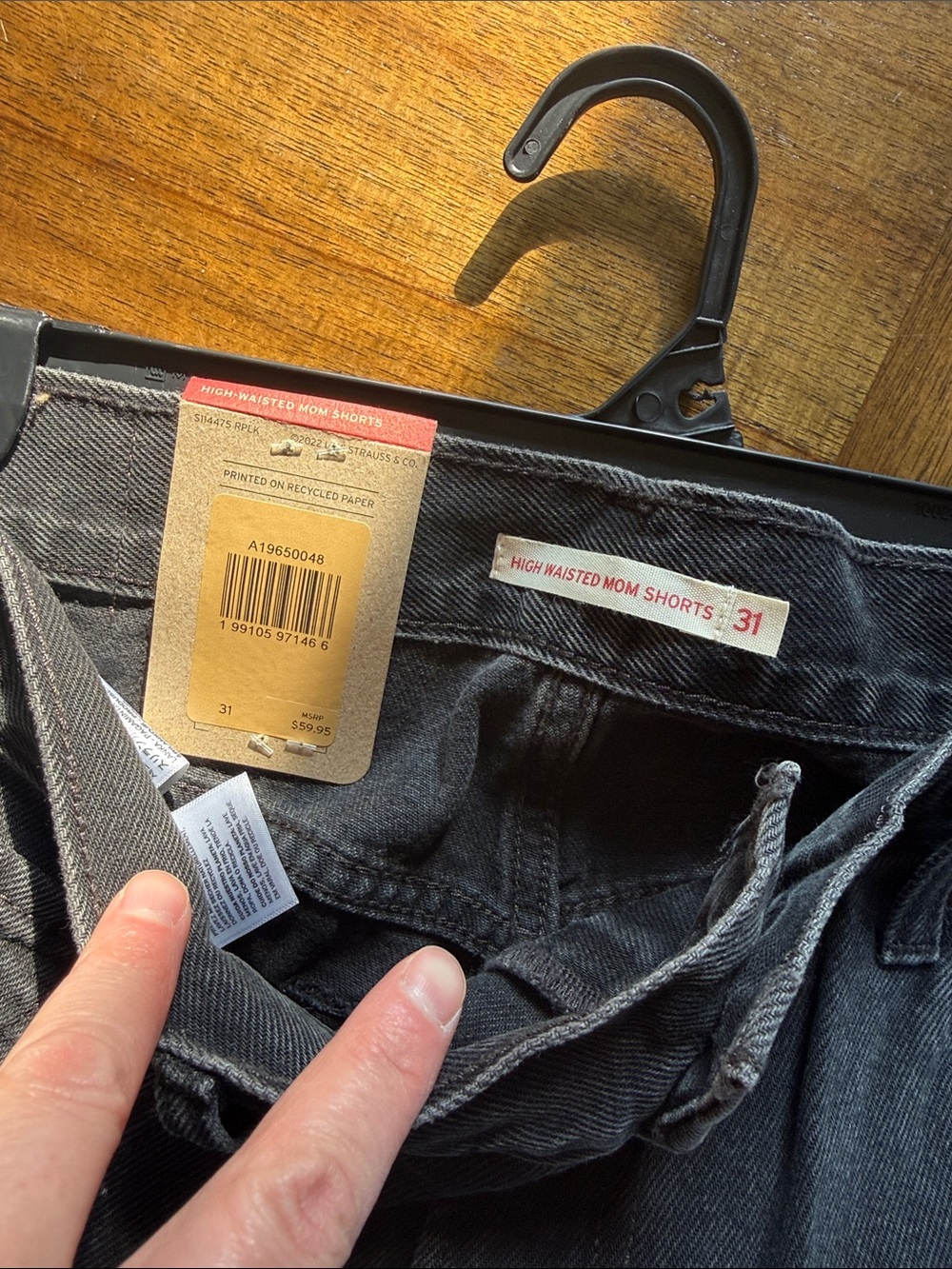 NWT Levi's mom short Black Washed High-Waist Jean Shorts 31 - Picture 2 of 3